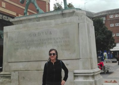 Menchu y detrás Estatua de lady Godiva en Coventry