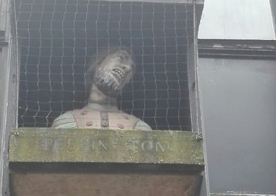 Estatua de Peeping Tom en Coventry